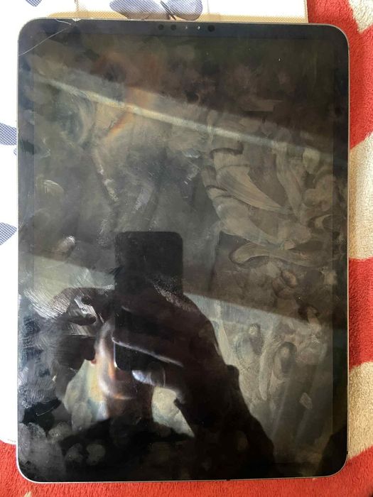 Vând schimb iPad pro 11 inch generația a 2-a cu 256 GB și RAM 6 GB