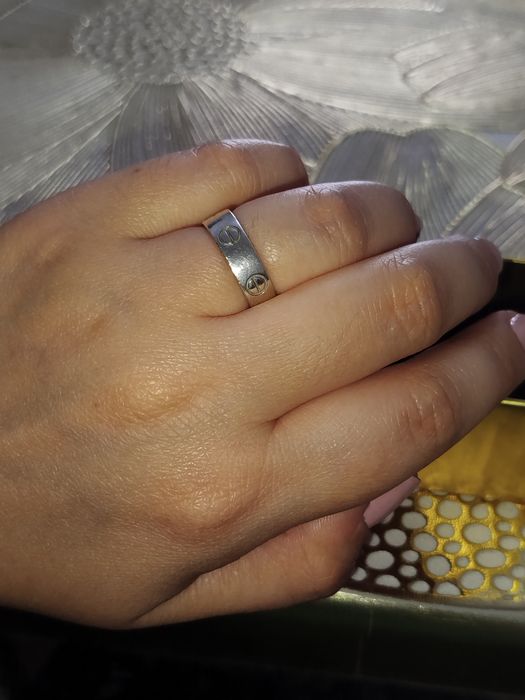 Продается кольцо серебро Cartier носила не много