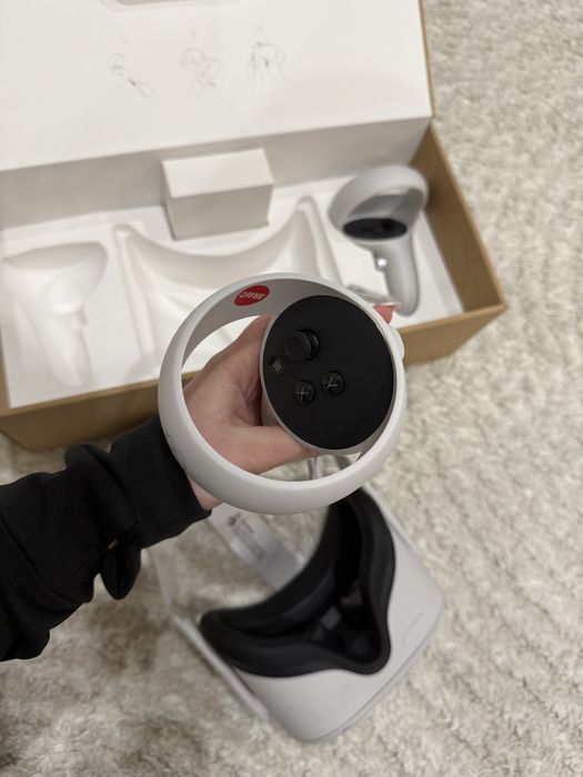 O pereche Meta Quest 2 (128GB/256GB) VR headset