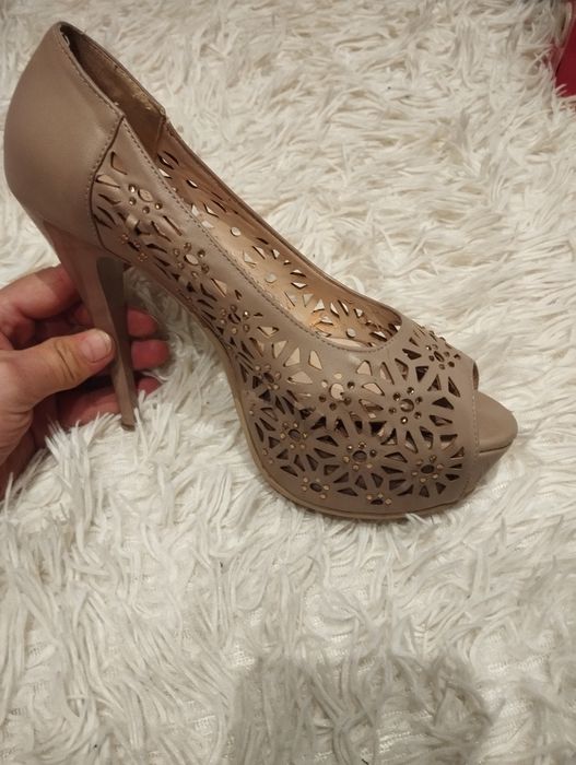 Туфли на высоком каблуке