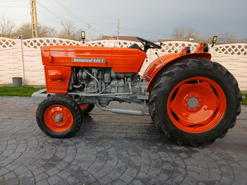 Tractor universal 445v
