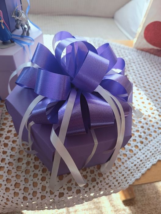 Експлодираща  кутия със снимки и торти от картон за подарък