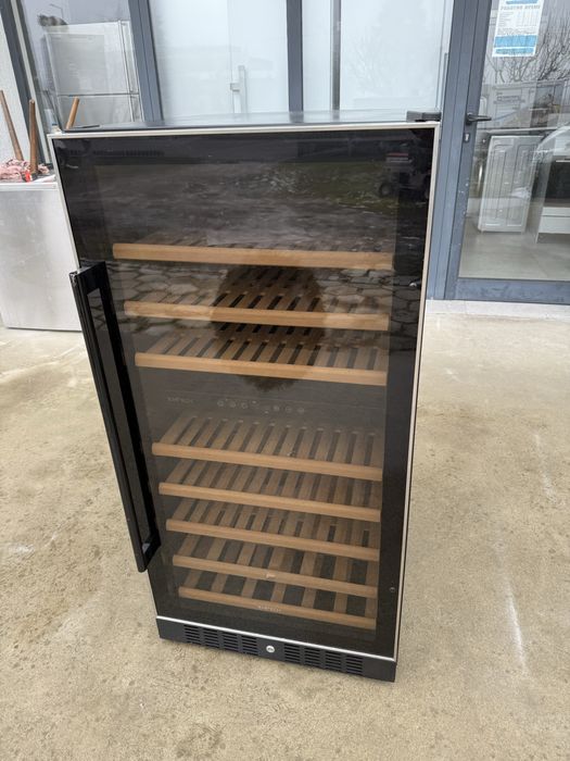 Витрина за вино с 2 температурни нива и вентилатори