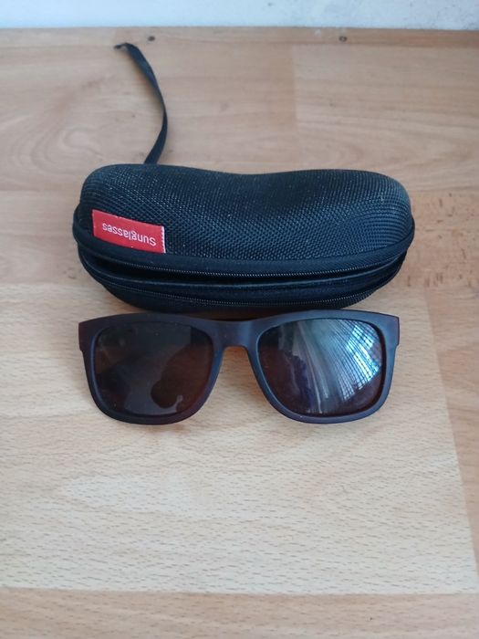 Два чифта очила с калъфи