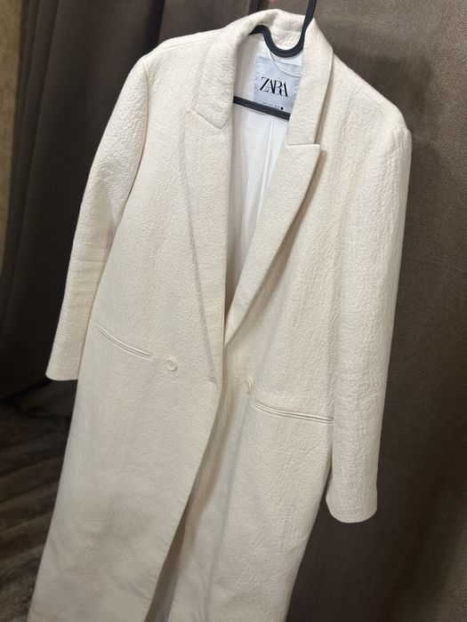 Дълго палто на Зара в екрю
