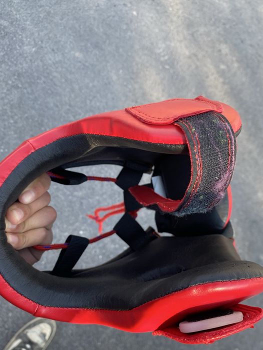 перчатка и шлем б/у,состояние нормальное