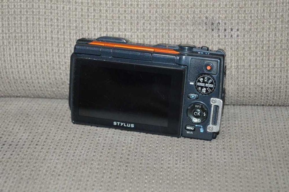 Foto Subacvatic Olympus Tough TG-860 – Rezistent la Șocuri și Apă 15m, Ecran Rabatabil, Wi-Fi, Defect