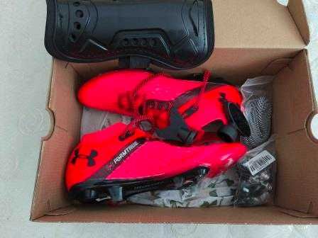 Футболни обувки бутонки Under Armour FORMTRUE; футболни кори BULLDOZER