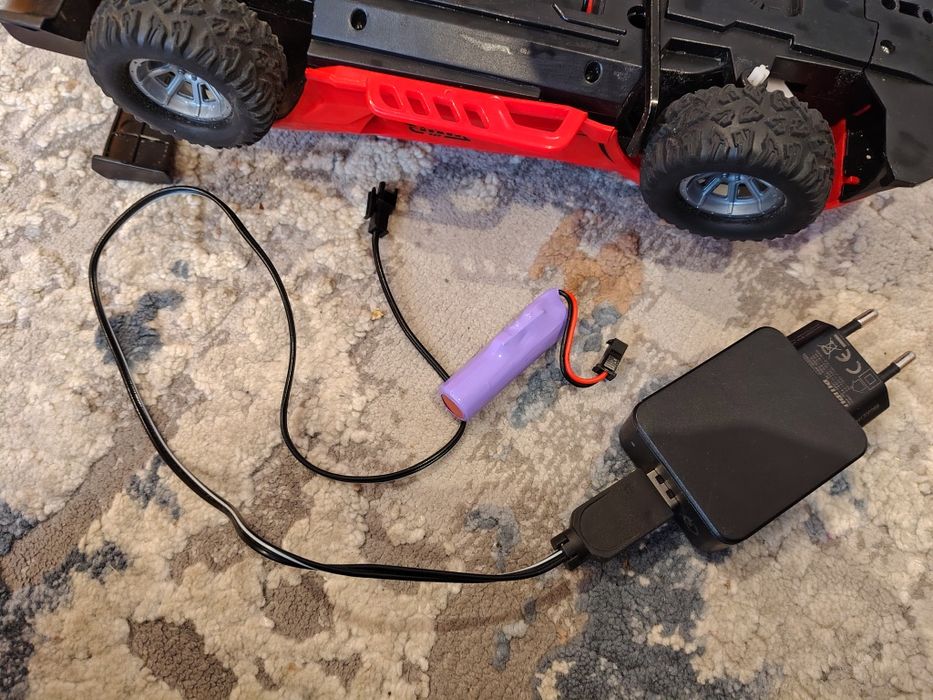 Mașină cu telecomandă în stare perfectă. Este nouă am făcut doar  un videoclip mașinuța este de off road și are baterie reîncărcabilă ofer încărcător