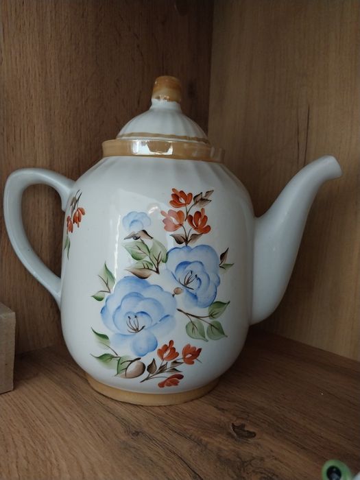 Продам фарфоровый чайник