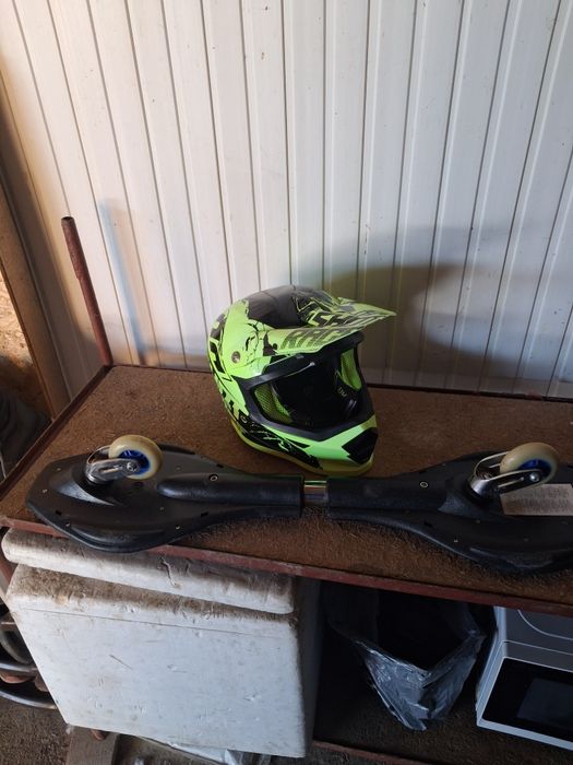 Vând skatebord și cască