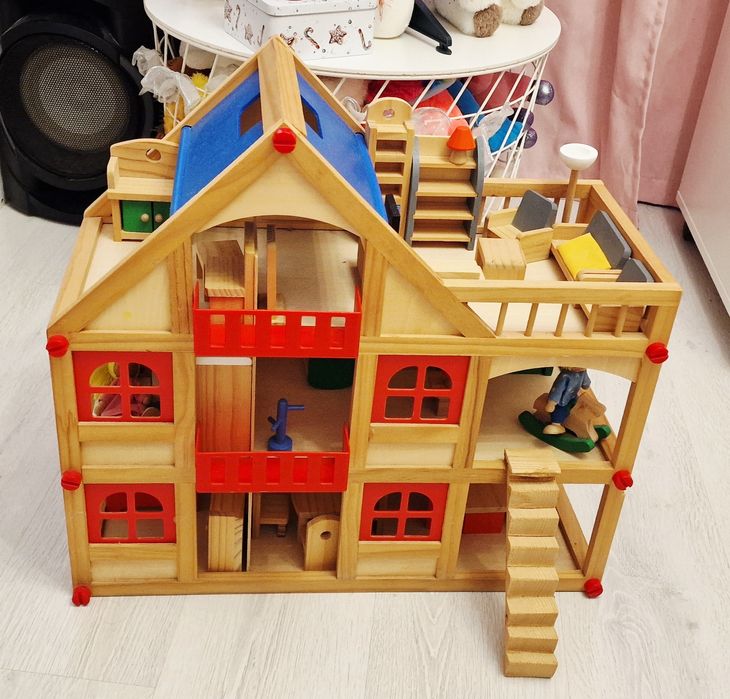 Casuta de papusi, din lemn de calitate