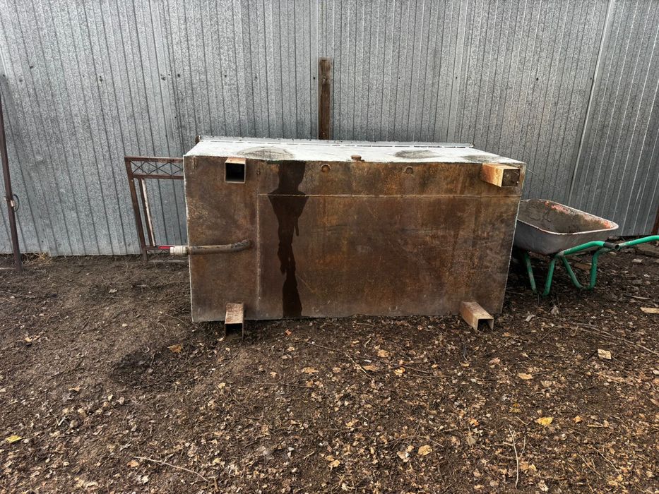 Продам стеллажи. И бак