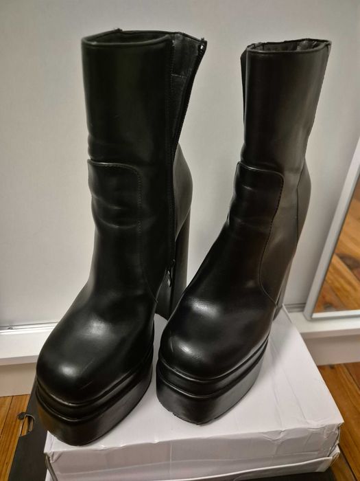 Дамски боти с висок ток