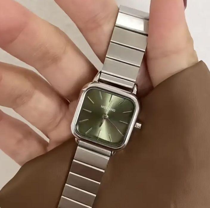 Часы модные стильные