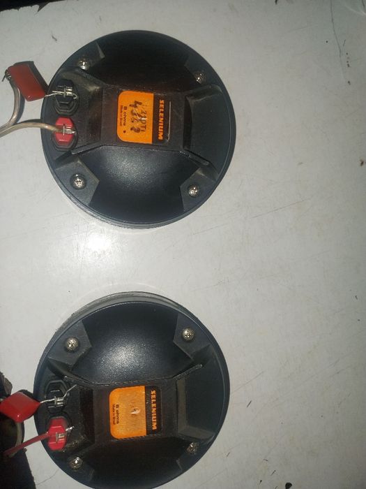 De vanzare o pereche de twitere