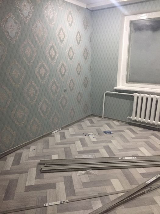 Клеим обои,галтели,выравнивание стен потолков