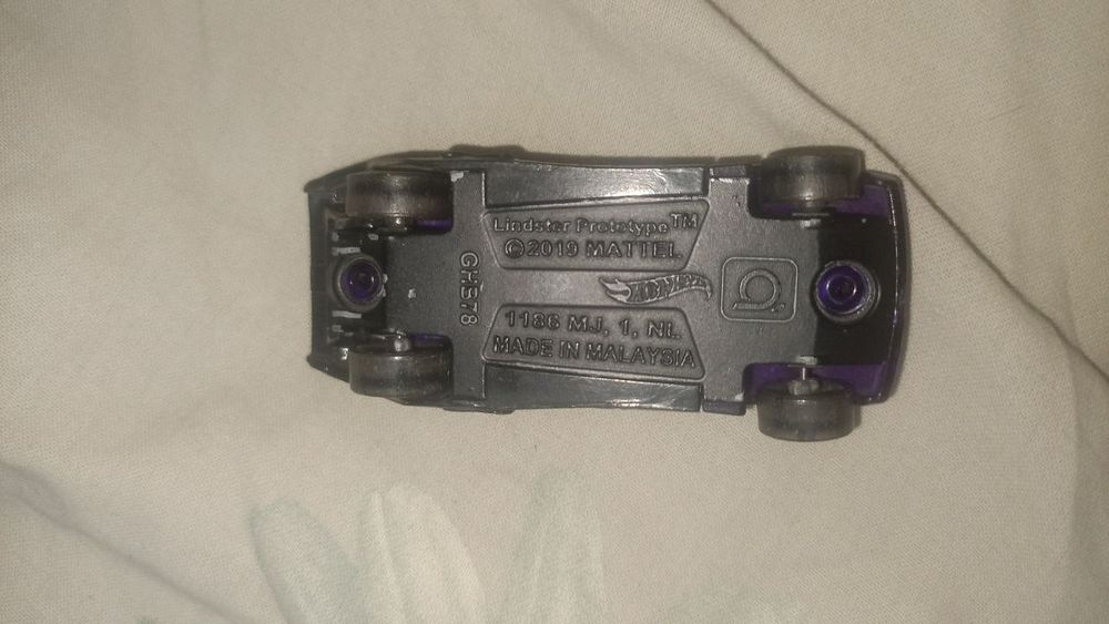Продам 4 машинки hot wheels
