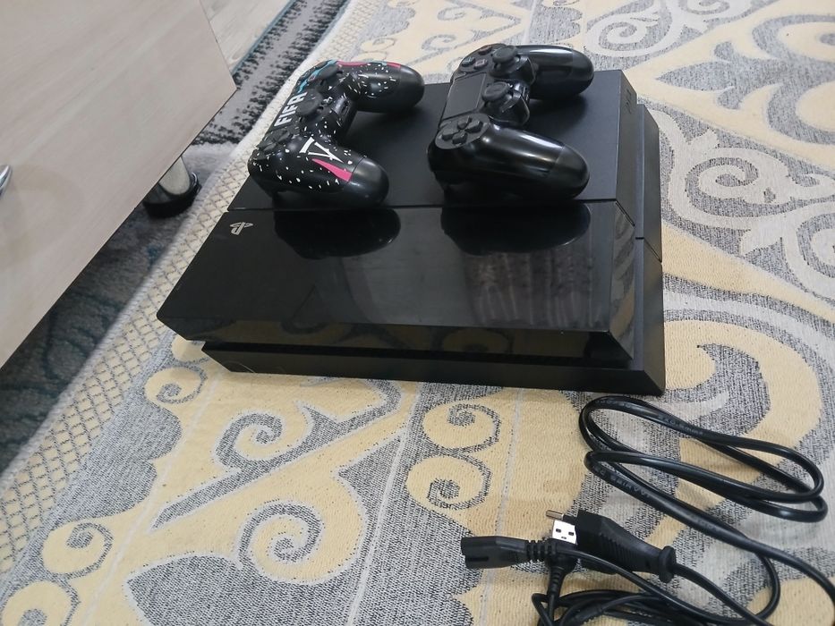 Sony playstation 4 FAT 500gb 2 джойстика