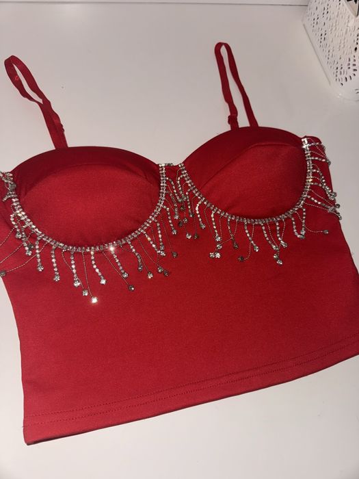 Червен топ с камъни