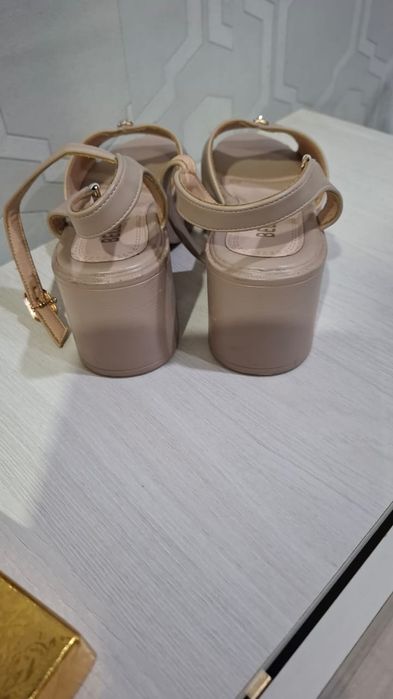 Продам босоножки