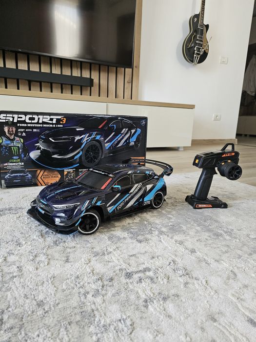 Mașina cu telecomandă. Ford mustang electric.