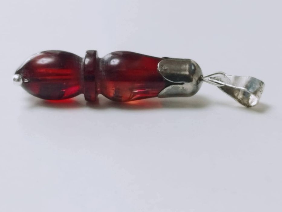 Vechi pandantiv din argint de 925 cu chihlimbar natural presat, rosu
