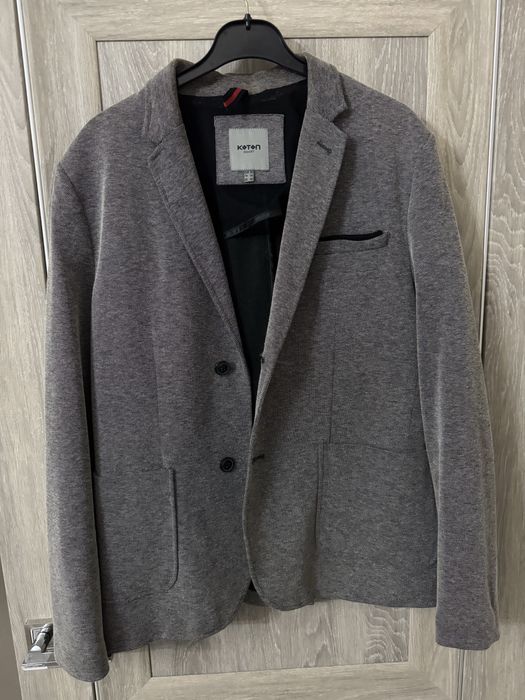 Розовый пиджак и серый пиджак