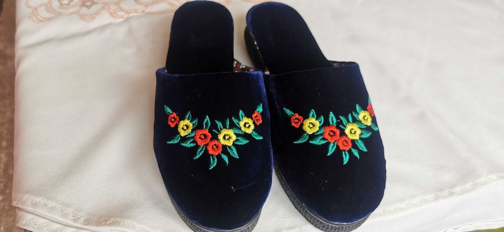 Чехлички, пантофи от синьо кадифе