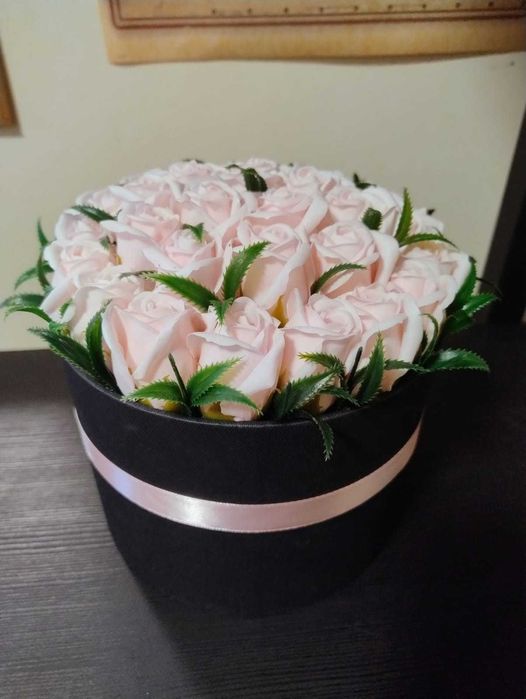 Aranjament floral în cutie – 28 trandafiri roz (artificiali)