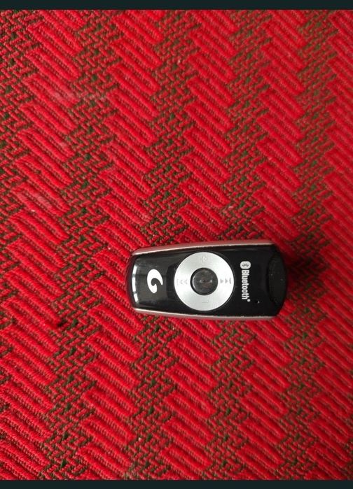 Casca Bluetooth prevăzut cu mufă jack și pentru căști.