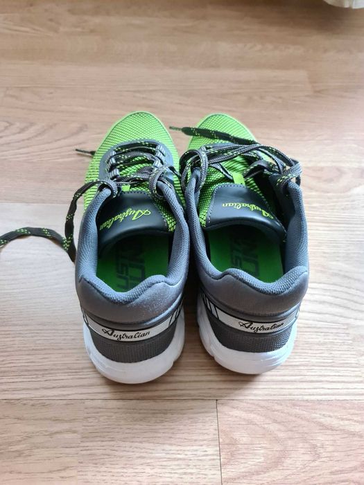 Adidasi Aujtralian din piele aproape noi