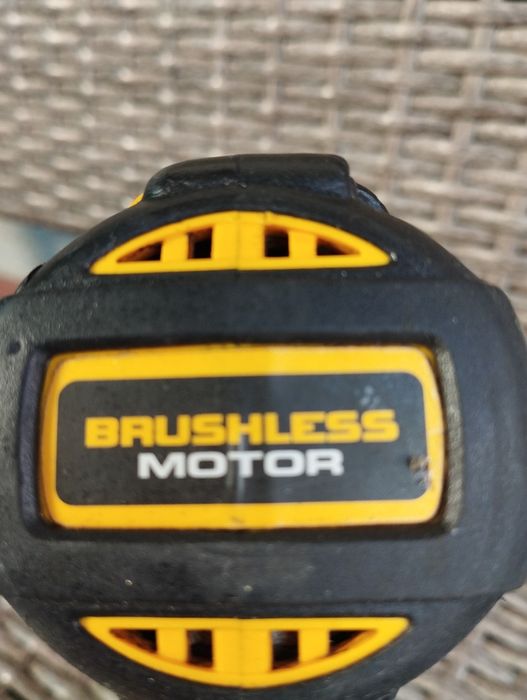 Винтоверт Dewalt DCD790 Безчетков 

Безчетков