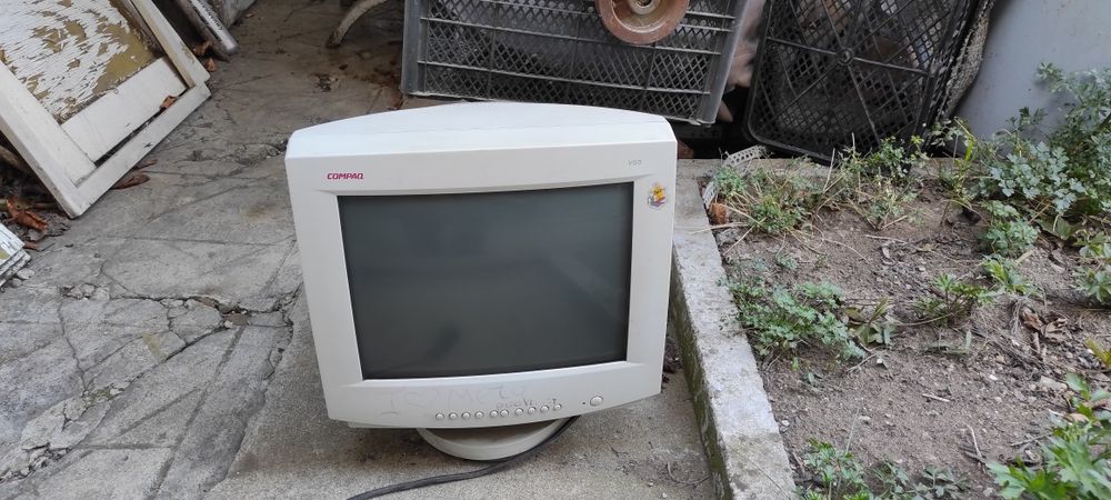 Монитор Compaq 18 инча - ултра здрав. С електронно лъчева тръба.