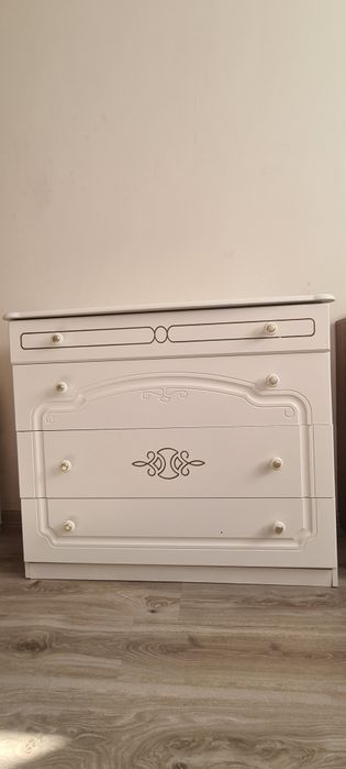 Комод и прикроватные тумбы