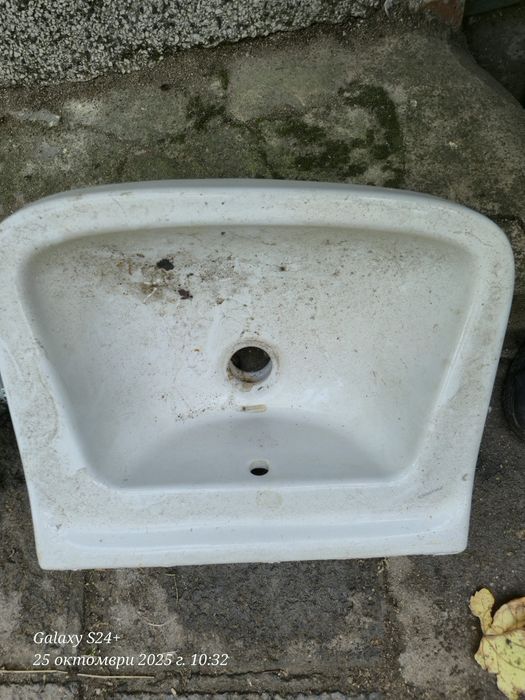 Тоалетни чинии.  Душ, казанче и мивка.