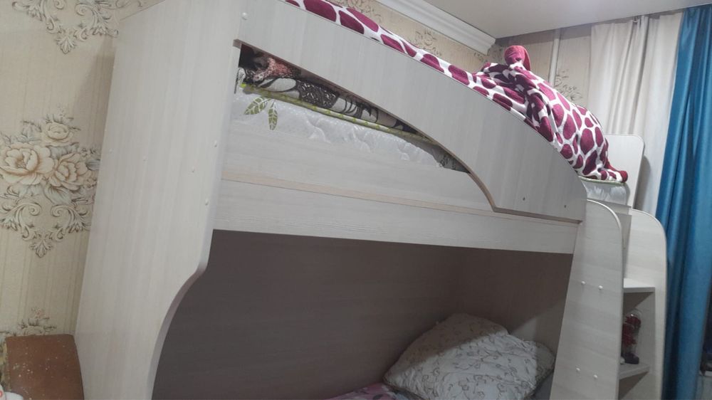 Кровать двухярусная с матрасами