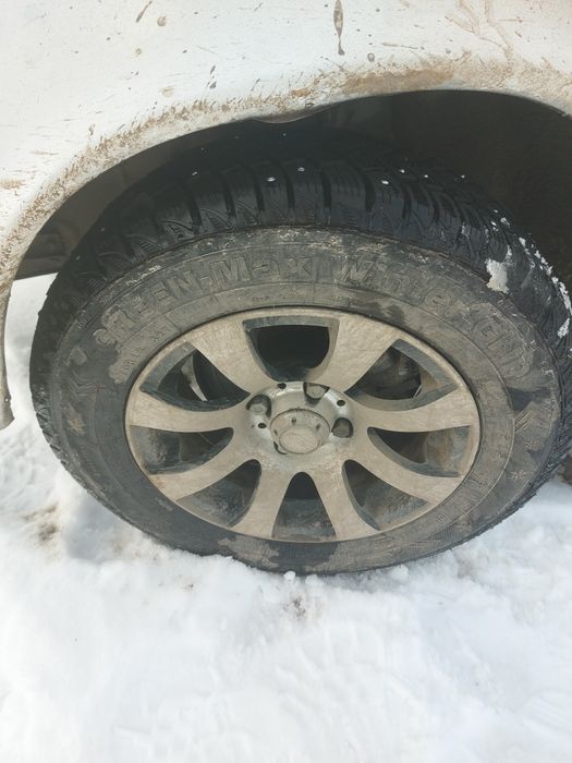 Продам литые диски с шипованной резиной