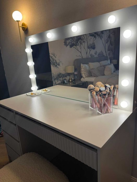 Тоалетка с огледало в отлично състояние (Vanity table with mirror in excellent condition)