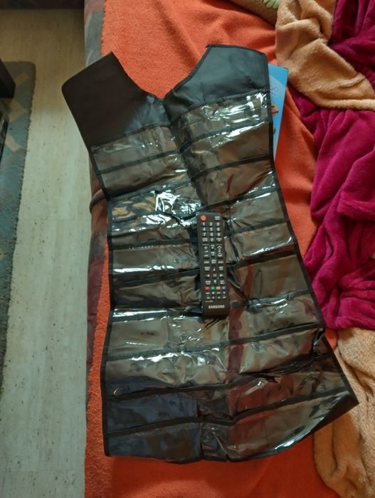 organizatoare negre vinil cu doua fețe pentru bijuterii, cercei, brățări, gablonțuri pe cuier în șifonier și o poșetă pentru cosmetice