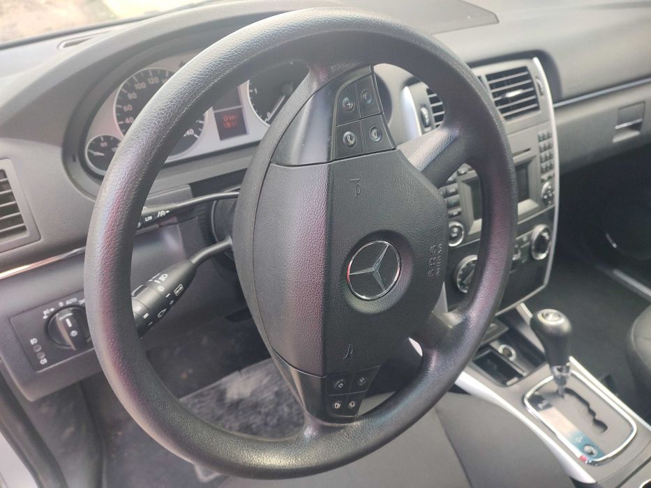 Mașina Mercedes b classe 180