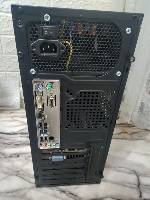 Геймърски компютър Intel Core i5-9400 16gb DDR4  RX 580 8 GB