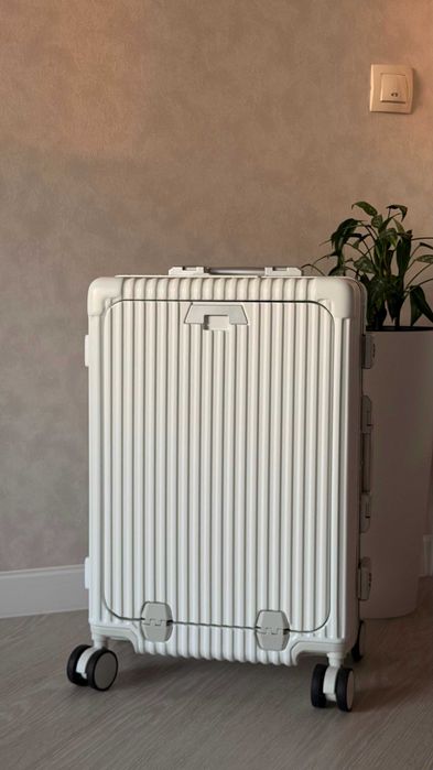 Белый чемодан с алюминиевой рамой