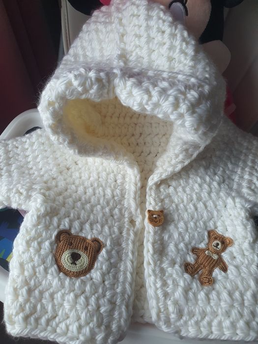 Бяла ръчно изработена жилетка