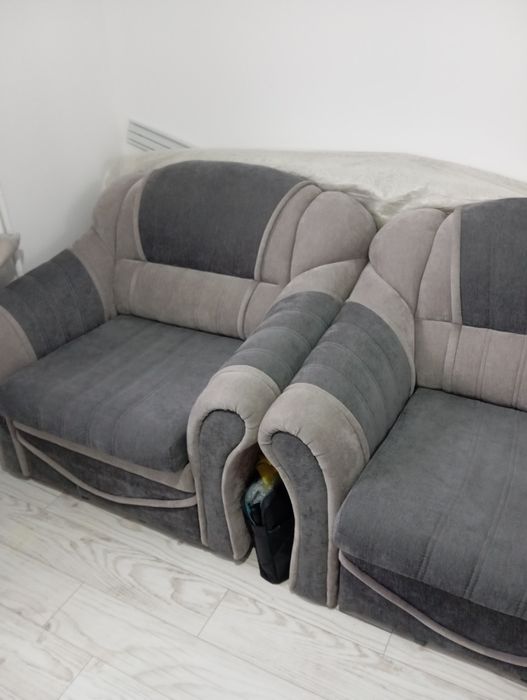 Диван вместе с креслом.