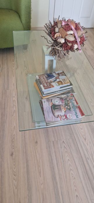 Стъклена хола маса