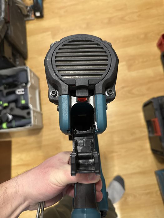 Такер за Пирони Makita GN900