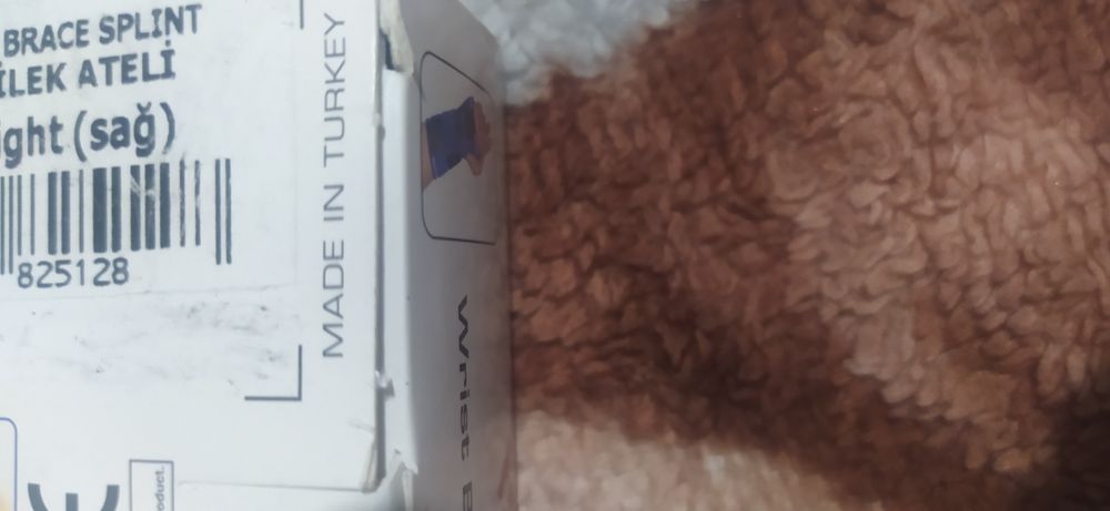 Шина-бандаж на запястье.