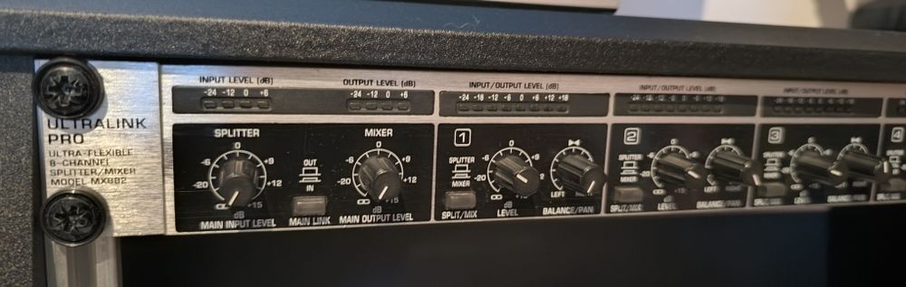 Behringer Ultralink Pro MX882 (procesor audio)