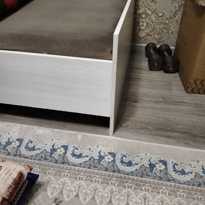 Кровать,ковер,стол